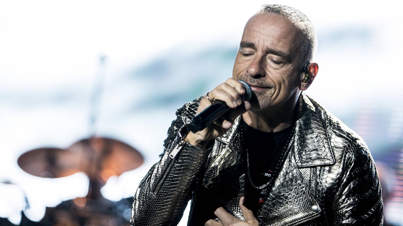Eros Ramazzotti playing live